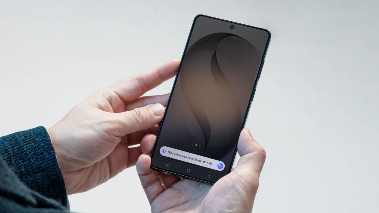 Tay cầm điện thoại Samsung Galaxy, thanh Bixby trên màn hình hiện câu lệnh tiếng Việt