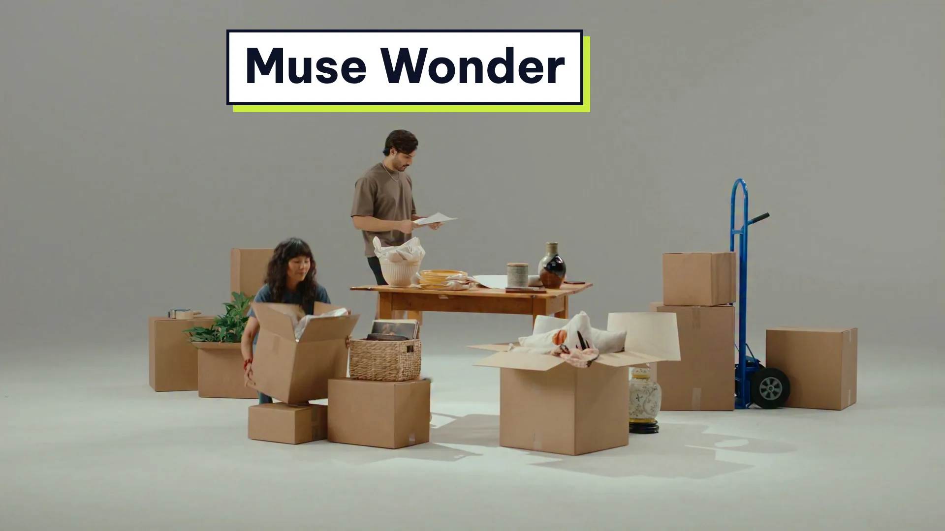 Cảnh trong video giới thiệu Muse Wonder của Meta: hai người dọn nhà giữa các thùng carton